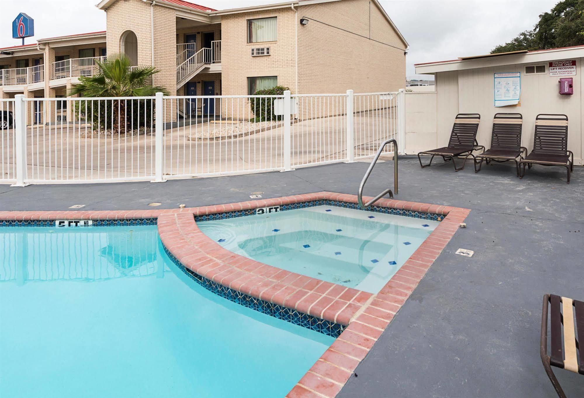 Motel 6-San Antonio, Tx - Fiesta Trails Eksteriør bilde